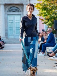 Desfile de moda y adopción de perros