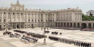 Relevo Solemne de la Guardia Real en el Palacio Real de Madrid