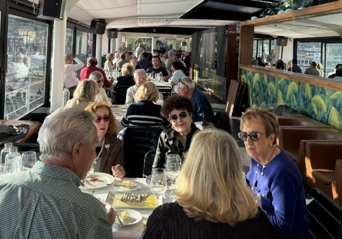 Antxoas y txakoli en el Náutico