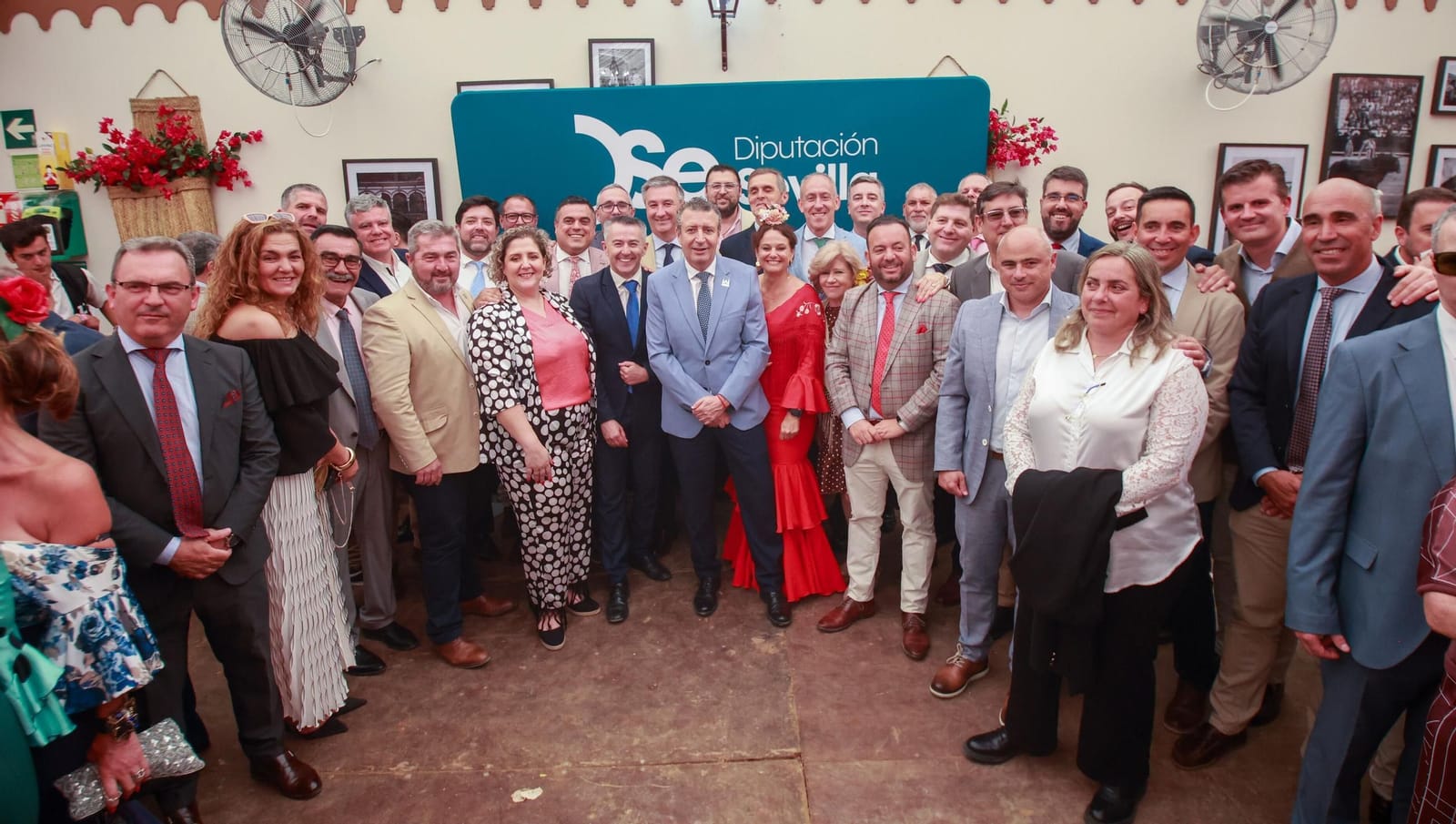 Recepci贸n de la Diputaci贸n de Sevilla en la caseta de la Fundaci贸n Cajasol