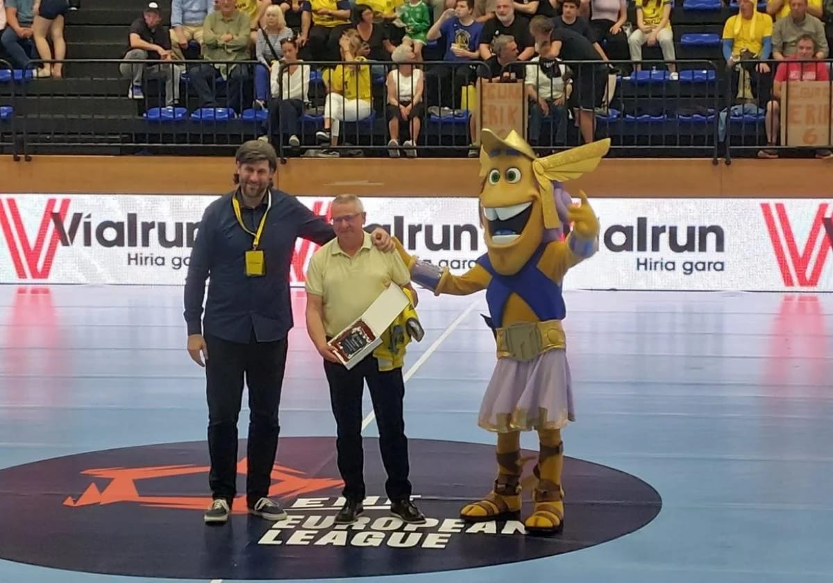 Homenaje a Ram贸n Aranburu