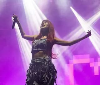 Una ‘nochentera’ bailando a ritmo de Vicco en la Plaza España