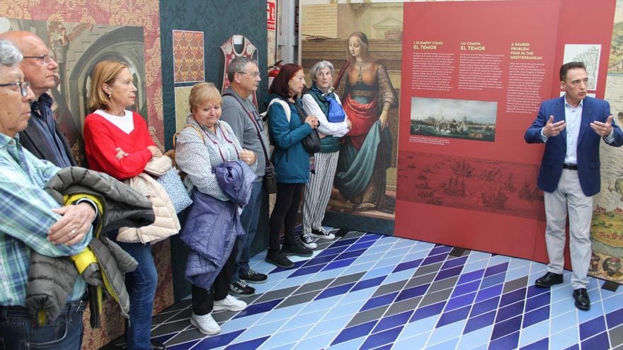 L'estreta relació entre el paisatge de la seda i la costa eriçada de torres de guaita: una exposició en Dénia ho revela