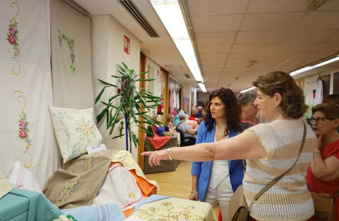 Exposición de manualidades de los centros de mayores