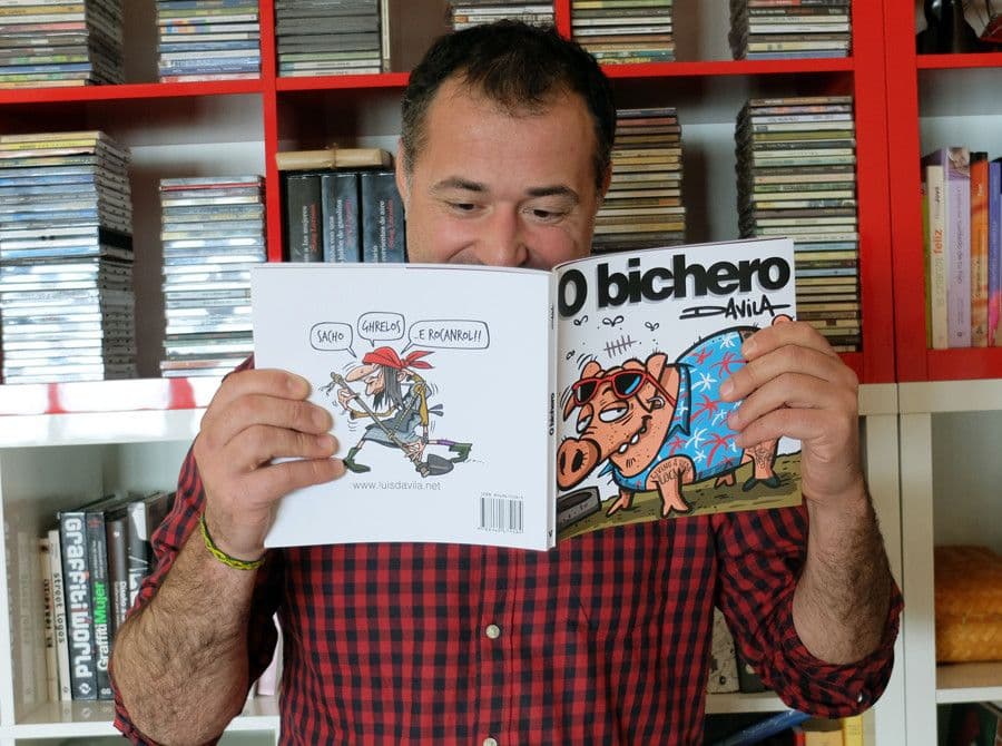 Luis Davila 'O Bicheiro' firma ejemplares de 'Chegar e encher'