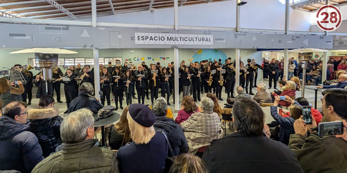 Música, compras y buen ambiente en el Mercado de Linares