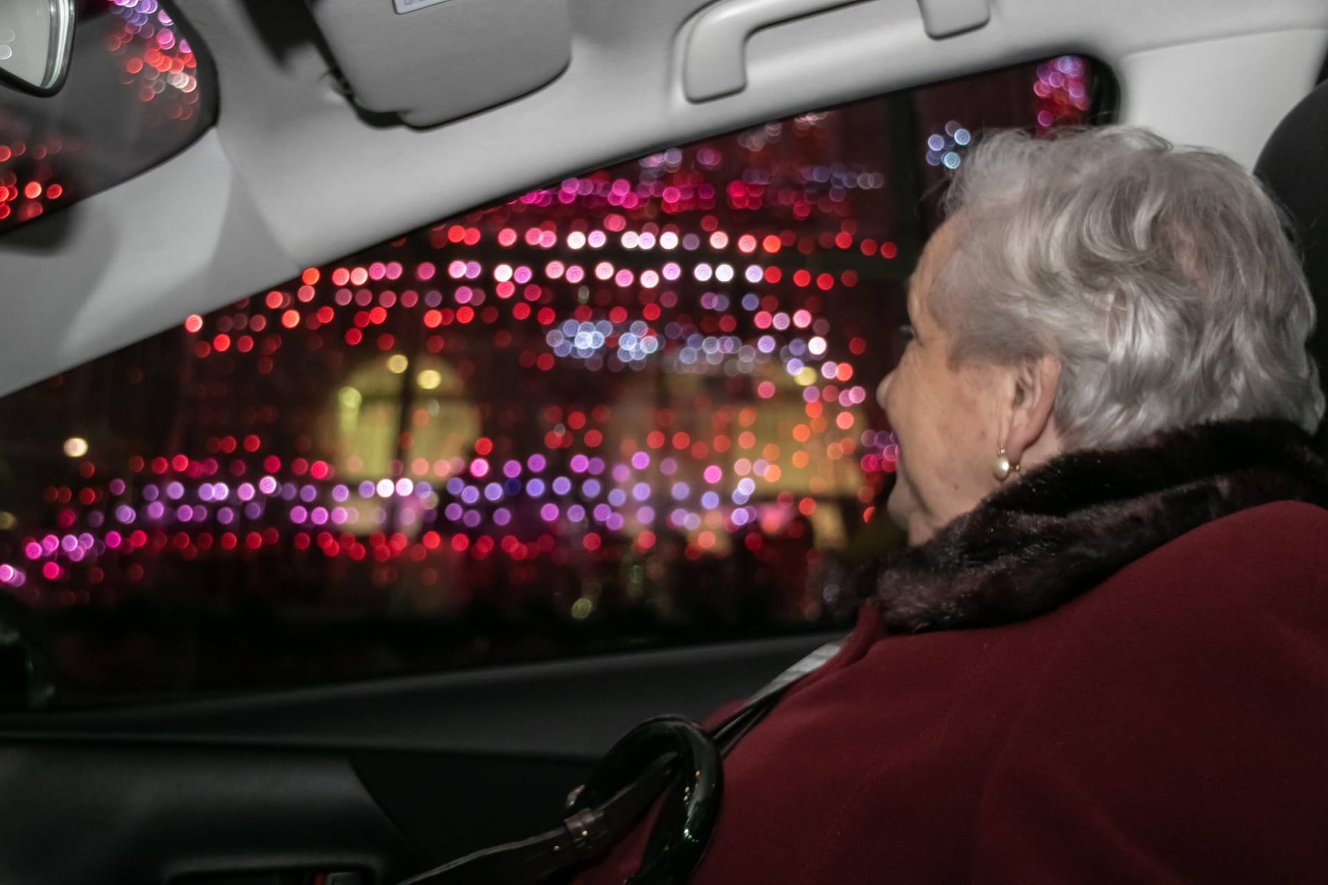 Visita de ancianos a las luces de Navidad