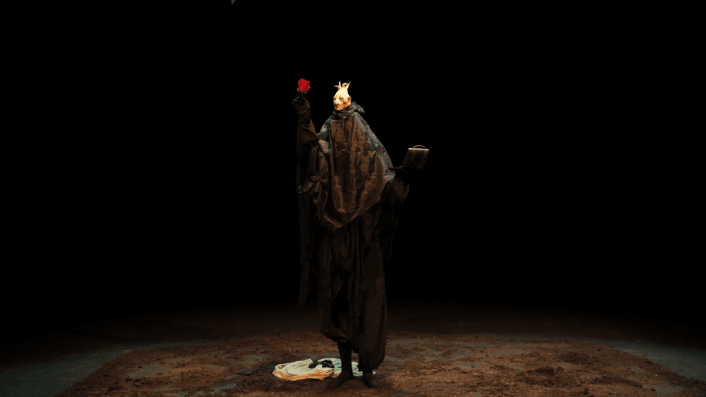Ensayo abierto: 'Empusa Abelha' de Rosalie Neal