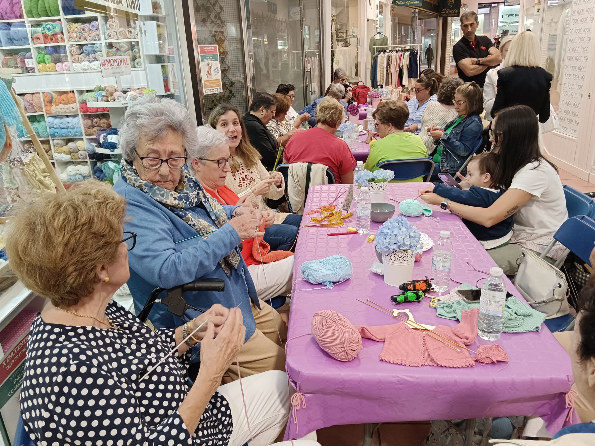 Encuentro intergeneracional de tejido