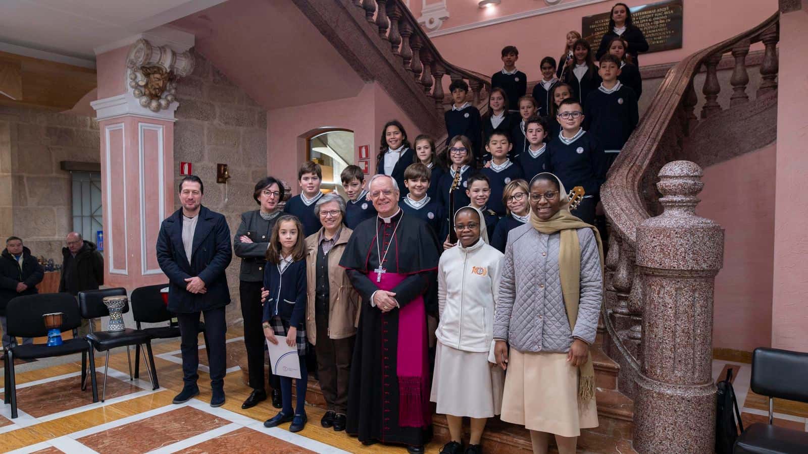 Actuación del coro de niños del Colegio Miraflores