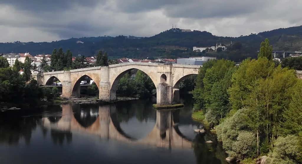 Iluminación del Puente Romano por el Día Internacional de la Dislexia