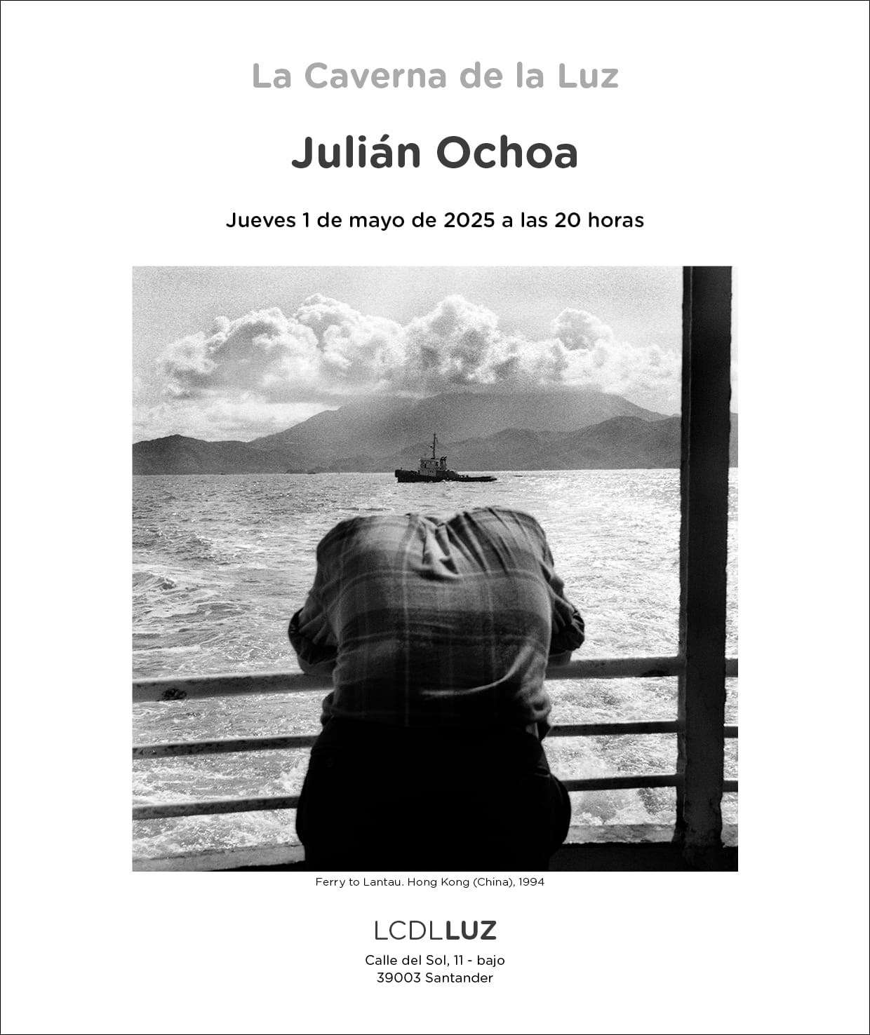 Julián Ochoa enciende el escaparate de mayo de LCDLLuz. Inauguración