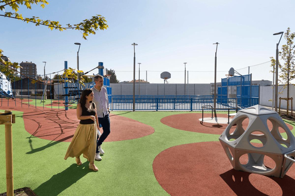 Nueva zona de ocio infantil y pista multideporte en A Silva