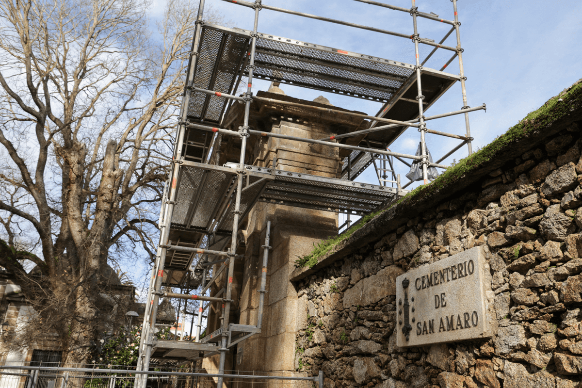 Restauración da porta principal do cemiterio de San Amaro
