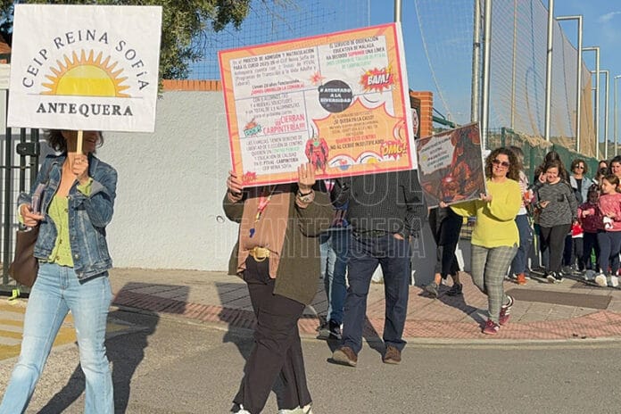Concentración por el mantenimiento del aula de PTVAL