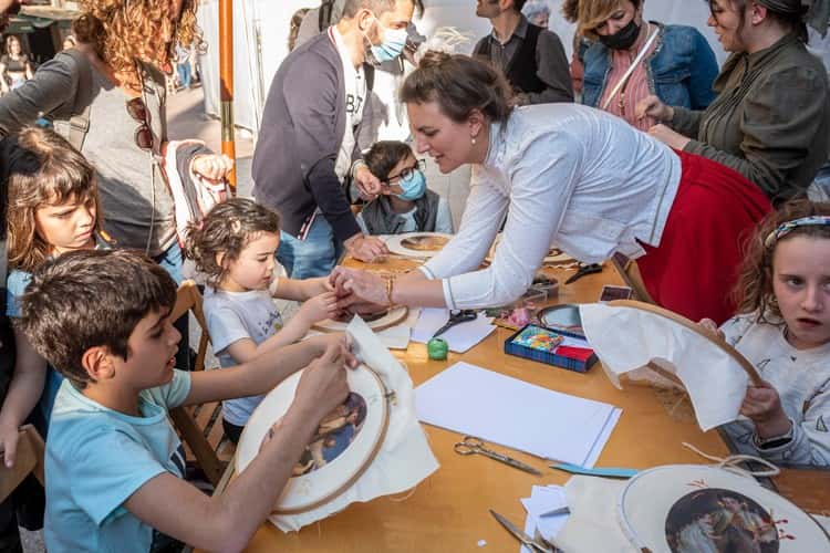 Fira Modernista 2025. Taller infantil a la parada del Raval: “Brodem amb Lluís Muncunill”