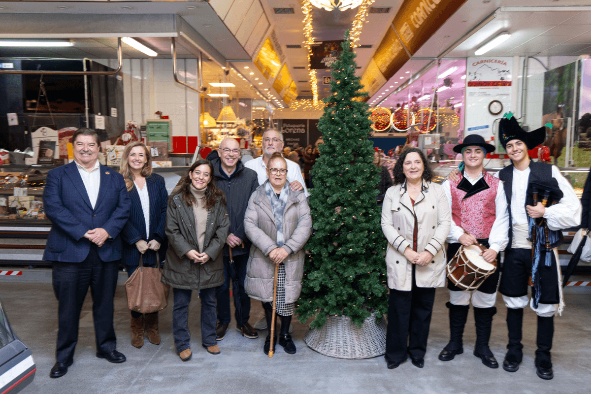 Acendido do alumeado festivo do mercado municipal de Elviña