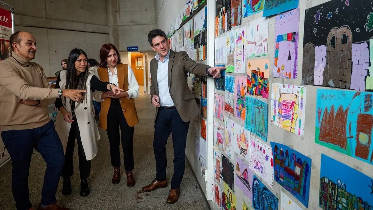 Exposición de dibujos escolares para conmemorar la Muralla