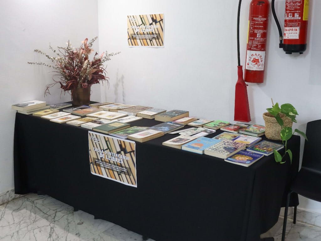 Taula d'intercanvi de llibres i recomanacions de llibres per Sant Jordi!