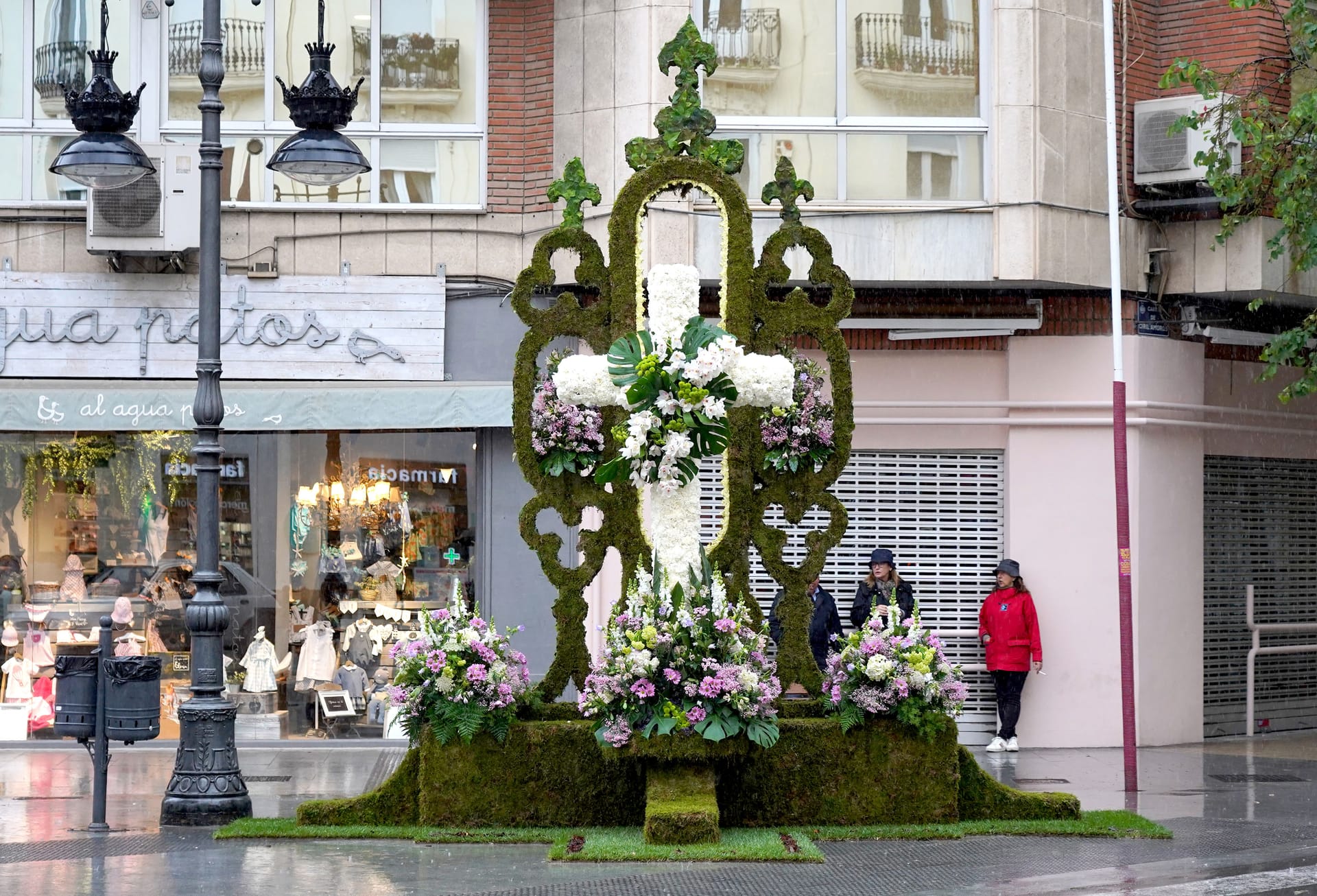 Las Cruces de Mayo adornan València