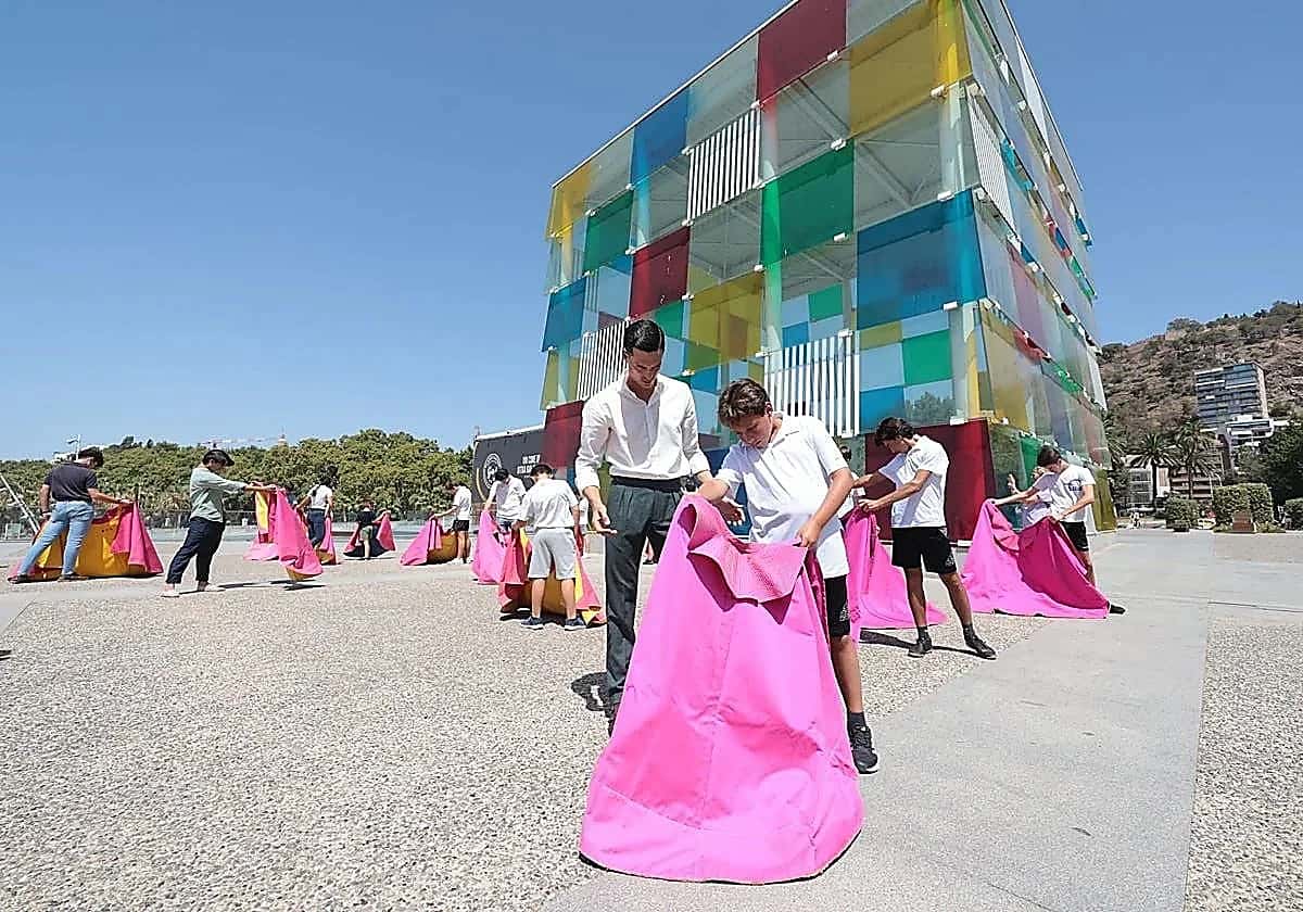Clase de toreo de salón a cargo de Borja Jiménez y Marco Pérez