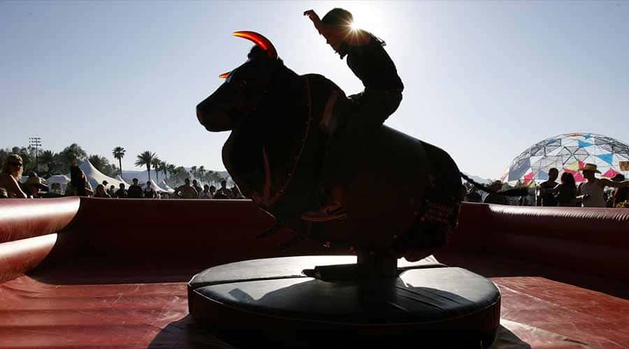 Baile del Platanito y toro mecánico