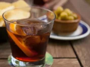 Cata de vermuts en una bodega medieval