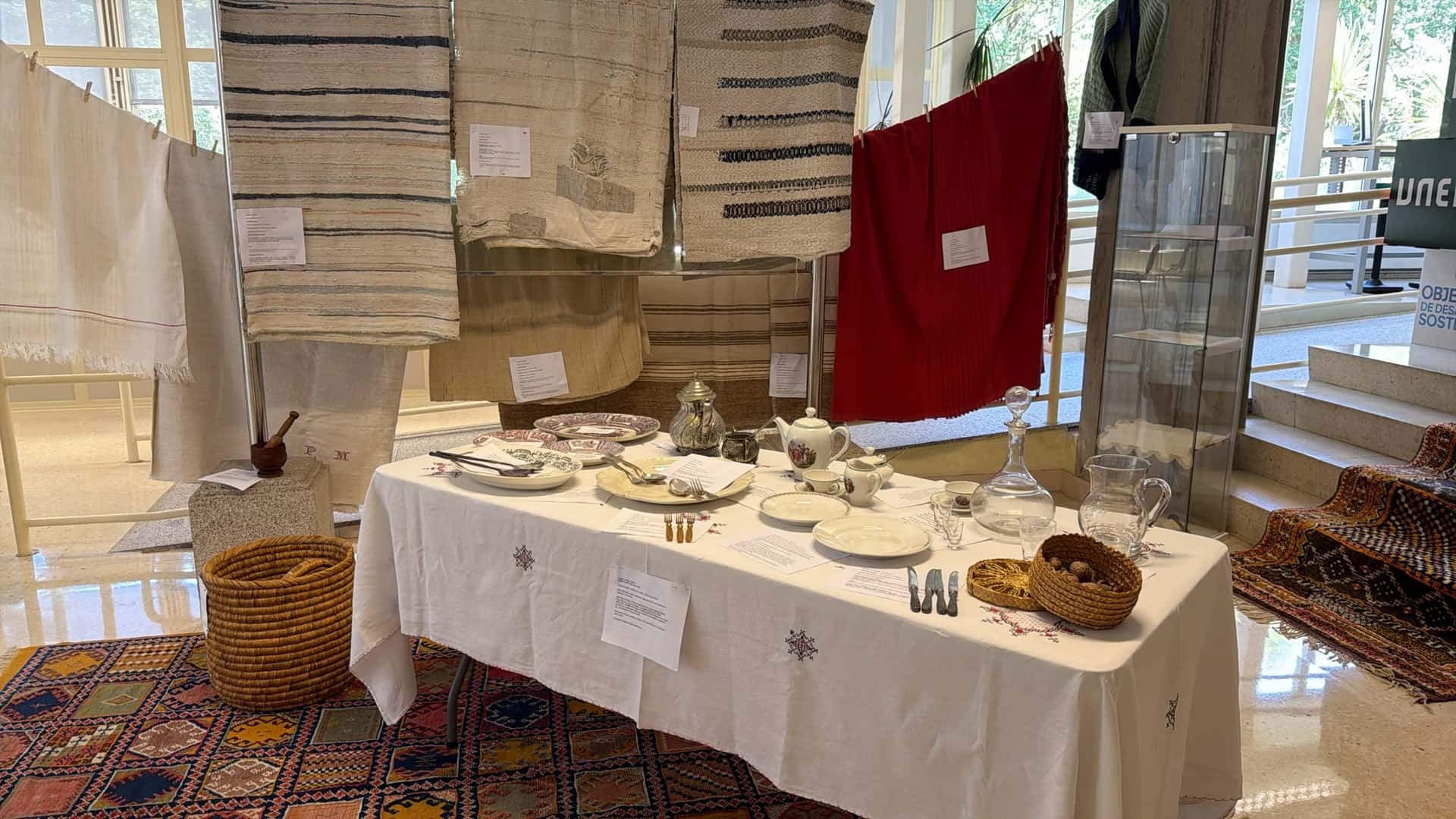 Prendas de tejido gallego y otros objetos tradicionales