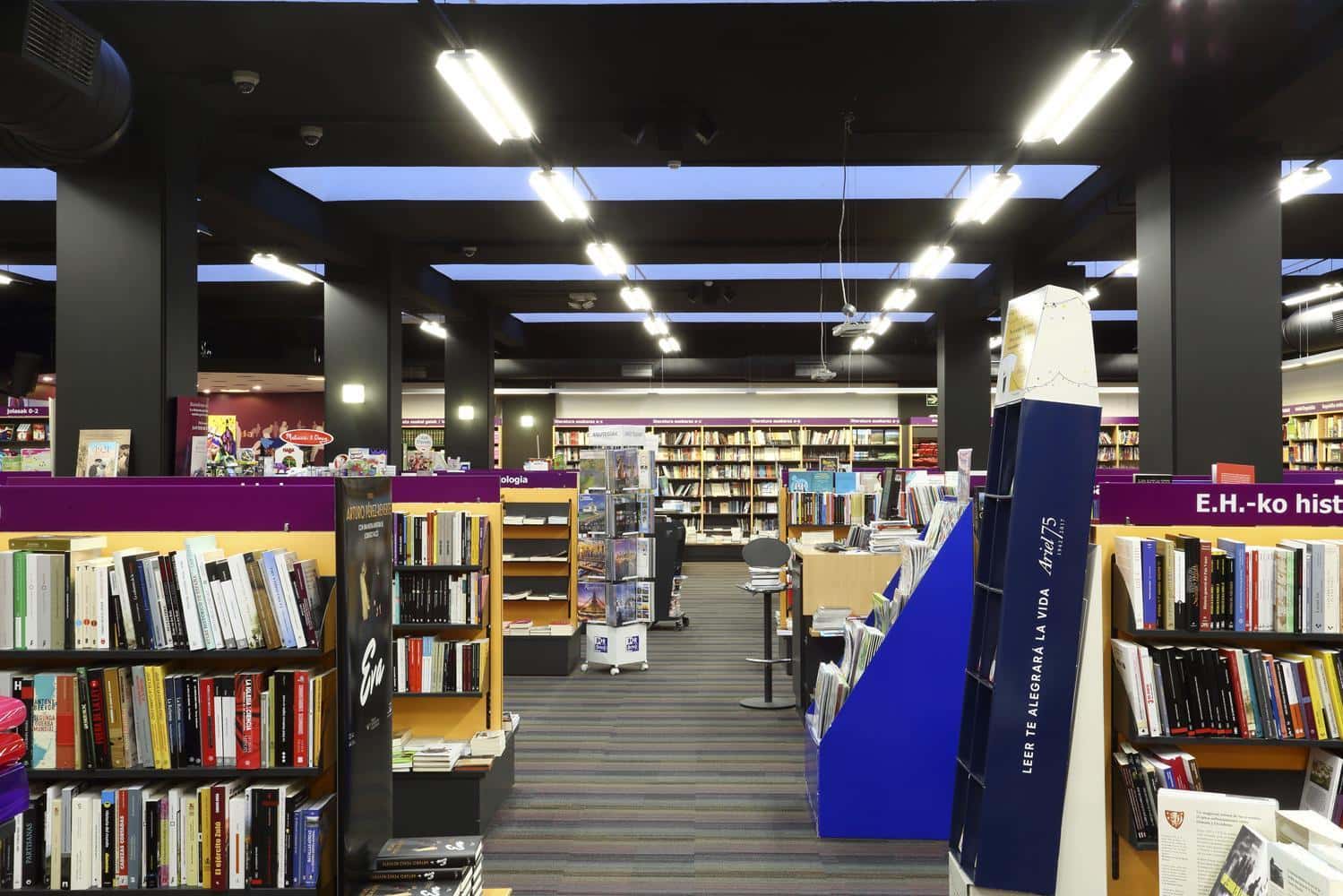 Presentaci贸n del libro 'La voz humilde en el brillo del agua' de Kepa Murua