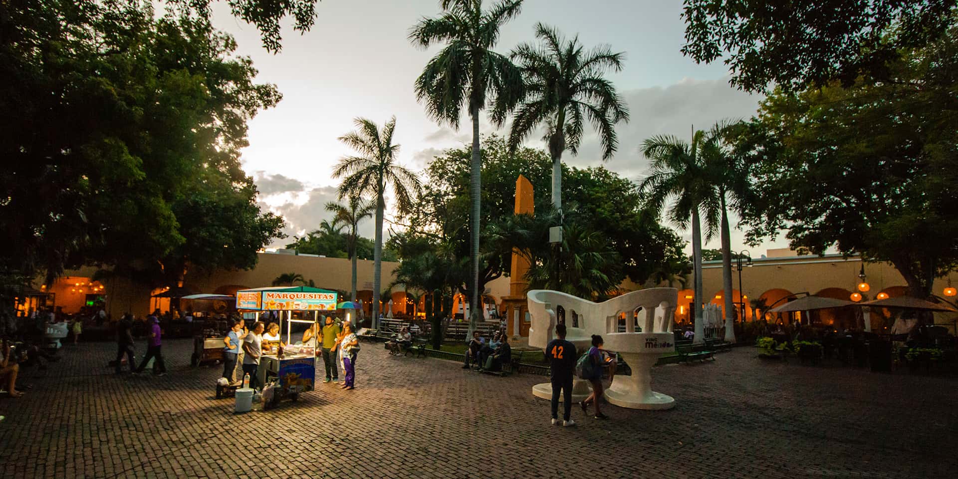Serenade and Yucatecan dance