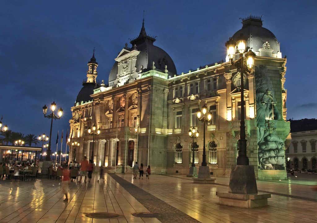 Día Mundial del Turismo: café asiático, tren turístico y ruta teatralizada
