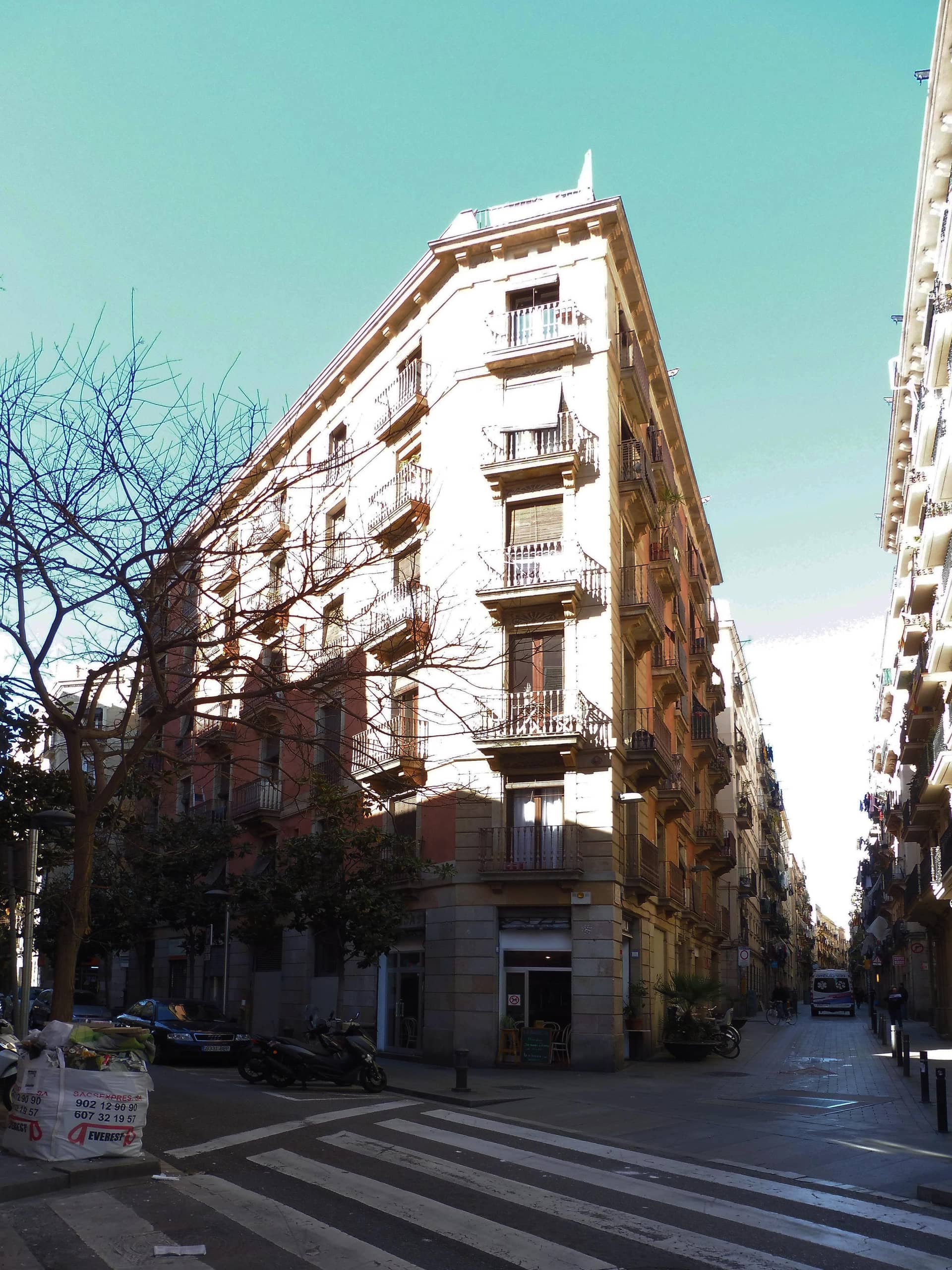 Carrer de la Lluna, 1