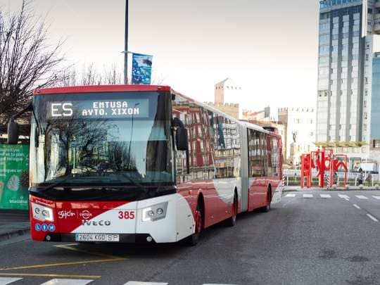 Parada del bus turístico en la avenida José Manuel Palacio