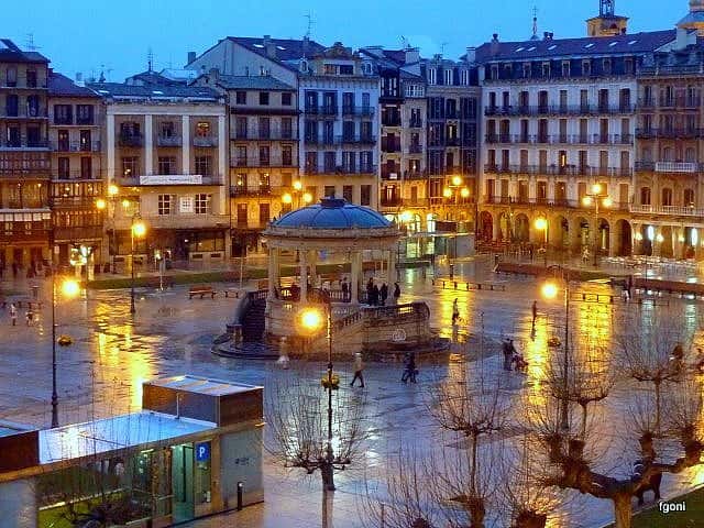 Iluminación del Quiosco de la Plaza del Castillo por el Día Internacional del Covid persistente