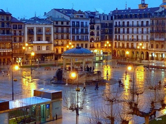 Iluminaci贸n del Quiosco de la Plaza del Castillo y fachada de la Casa Consistorial por San Patricio