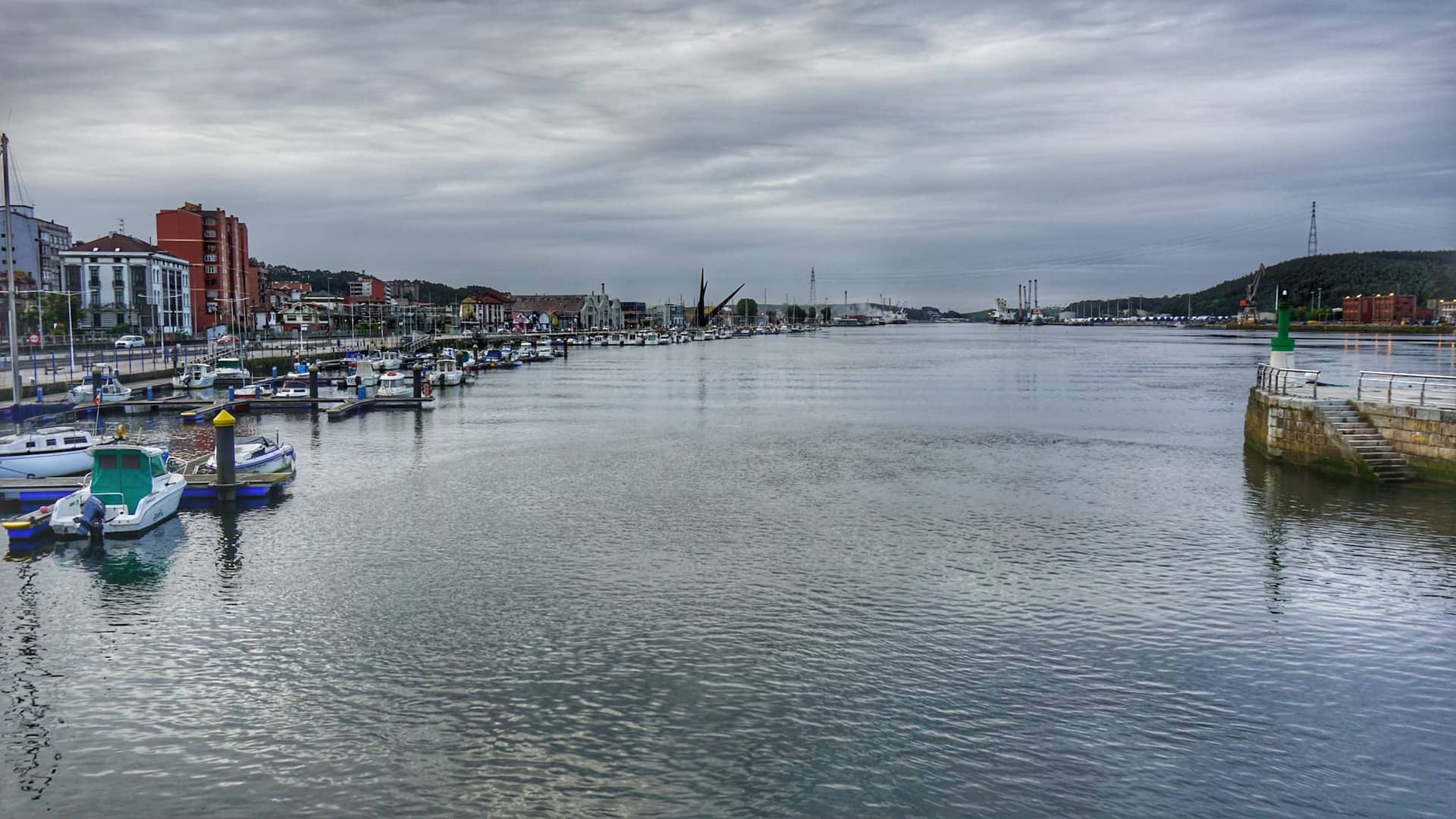 Paseo de la Ría de Avilés «Manuel Ponga Santamarta»