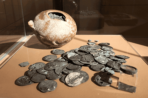 Joyas numismáticas del Instituto Valencia de Don Juan: de los Carolingios a Fernando VII