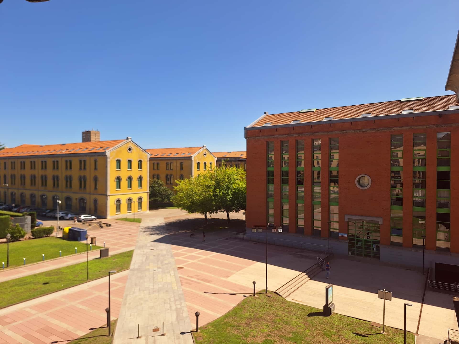 Exposición de mural de Láscaris en el Campus de El Milán