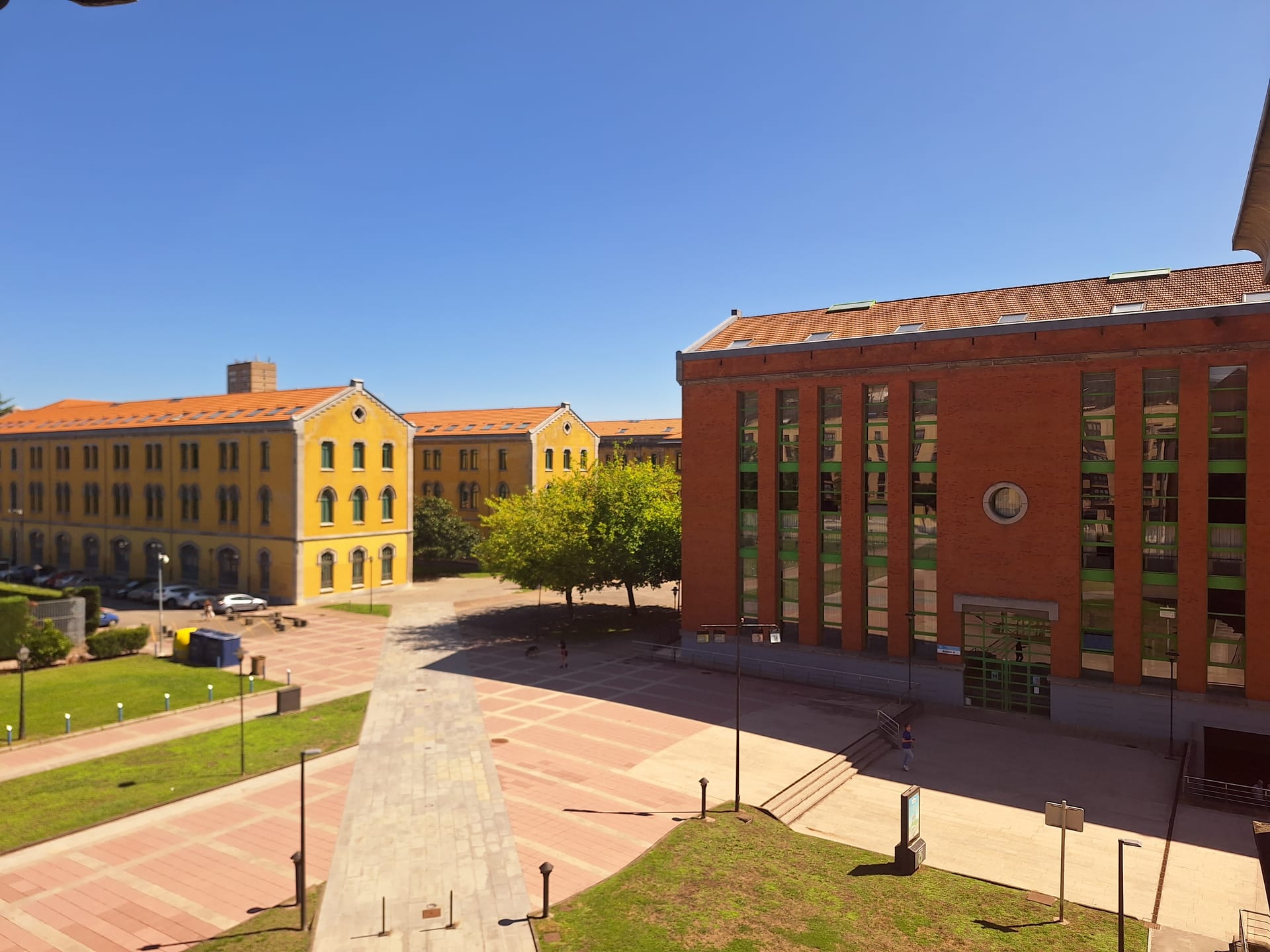 Exposición de mural de Láscaris en el Campus de El Milán