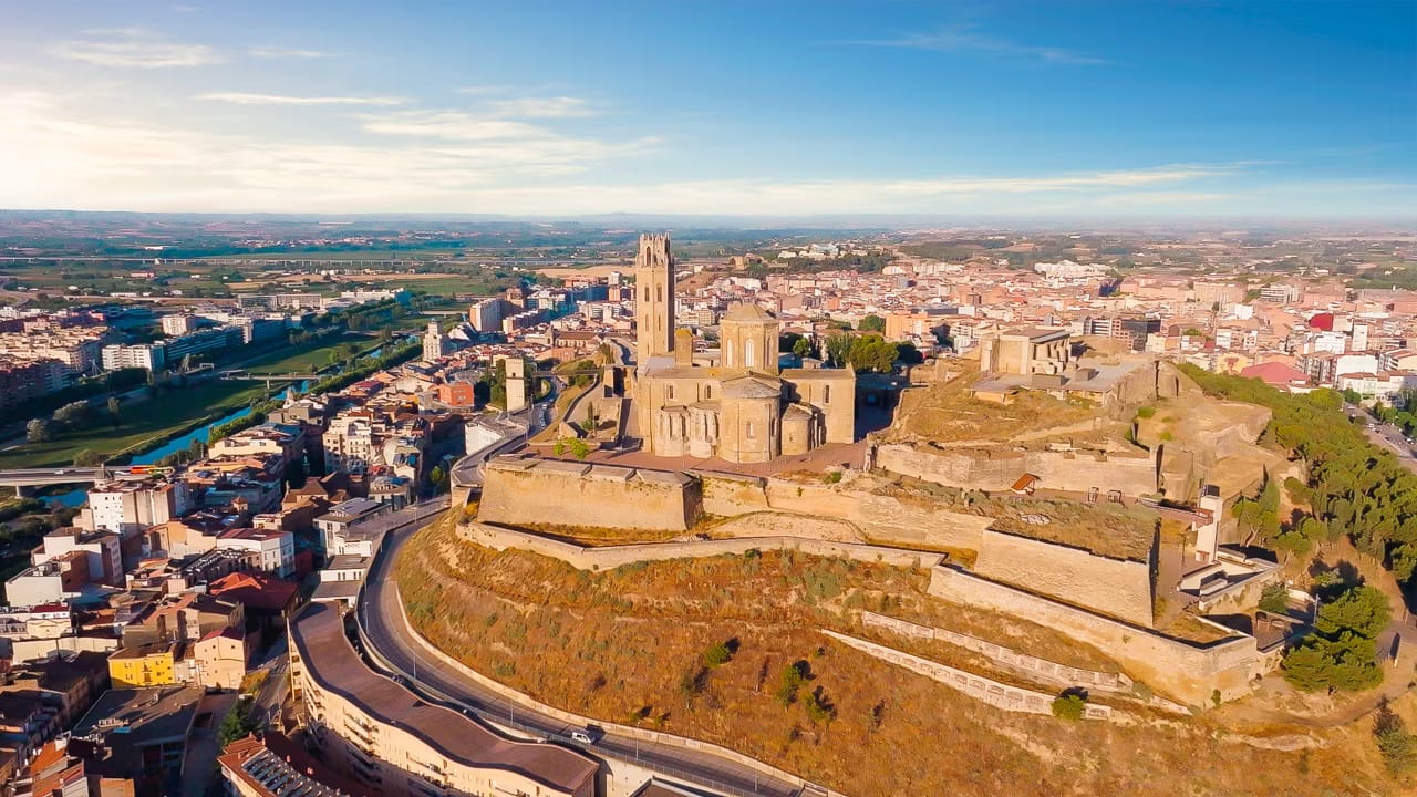 Entre murallas: Ruta arqueológica por el Turó de la Seu Vella