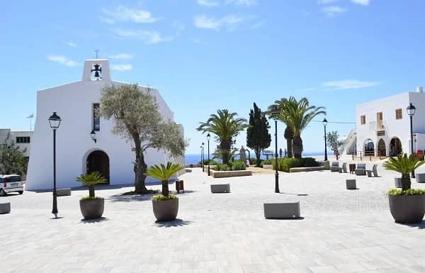Plaza del pueblo e iglesia de San Juan