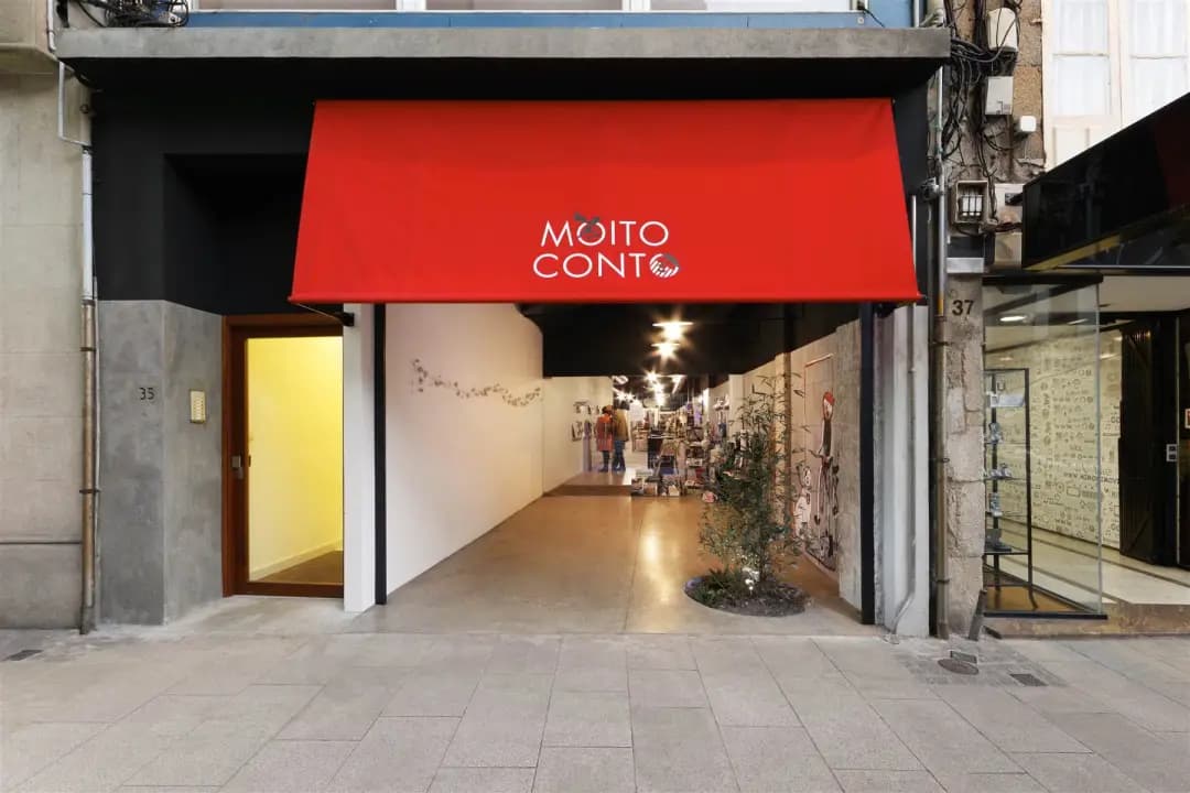 Entrada principal de la Librería Moito Conto con toldo rojo