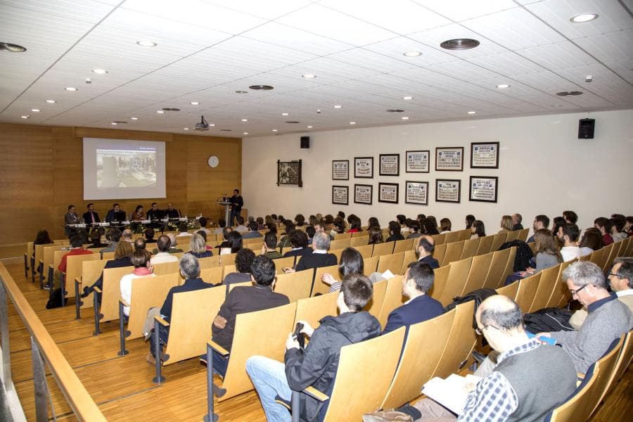 Auditorio o sala de conferencias con público en la Escola Técnica Superior de Enxeñaría