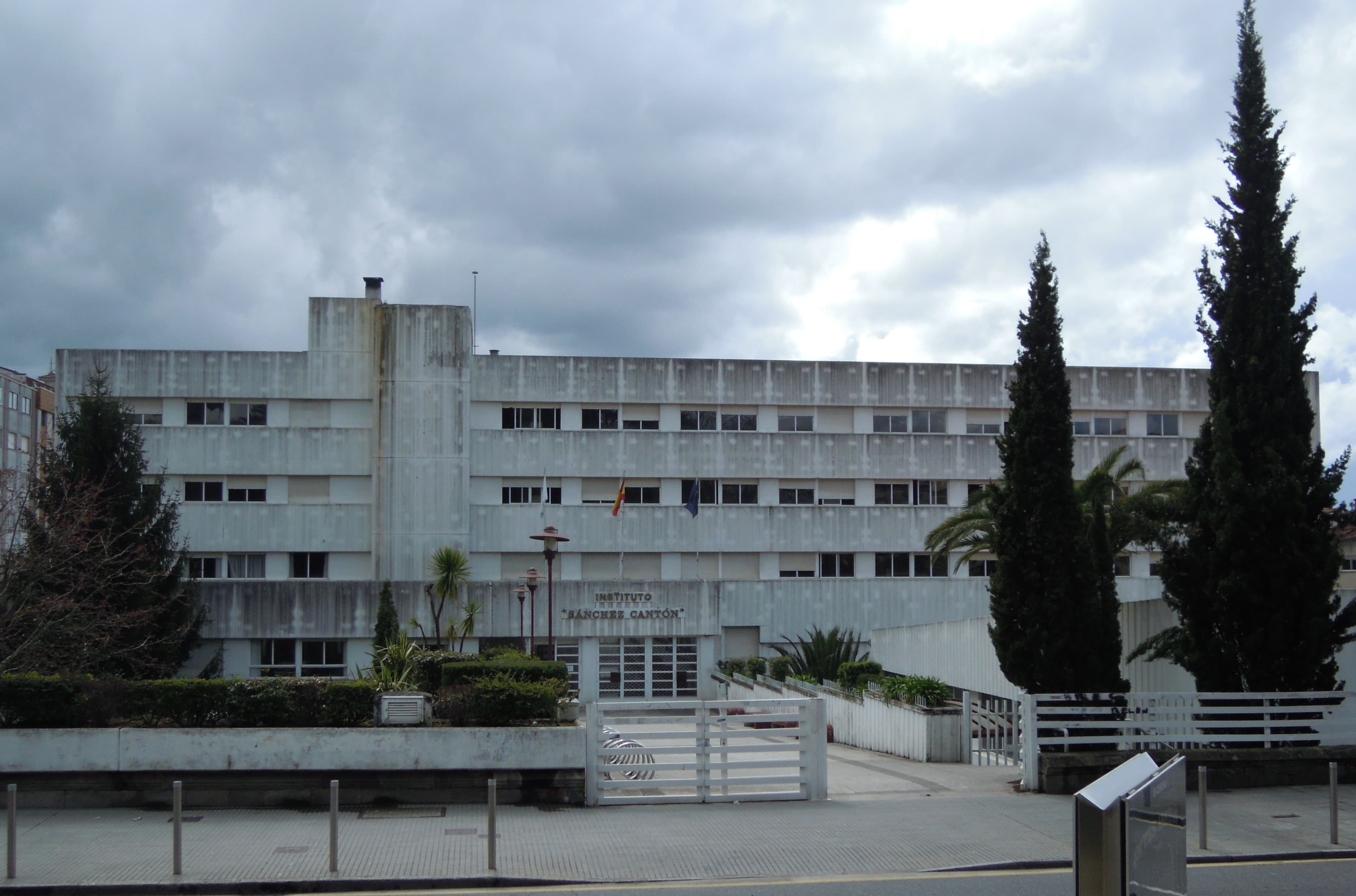 Vista exterior del edificio principal del IES Sánchez Cantón bajo cielo nublado