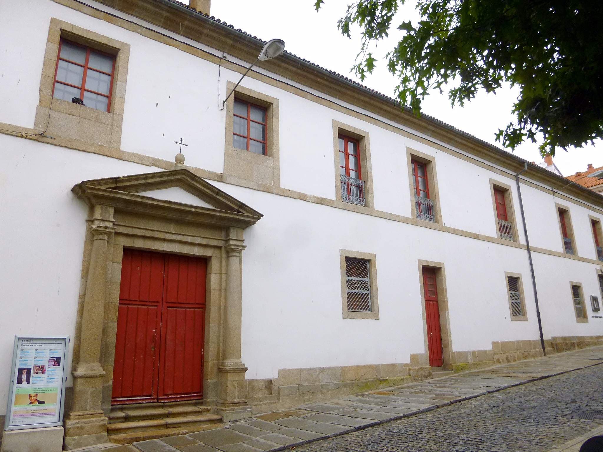 Vista exterior del Centro Cultural Torrente Ballester con puerta roja