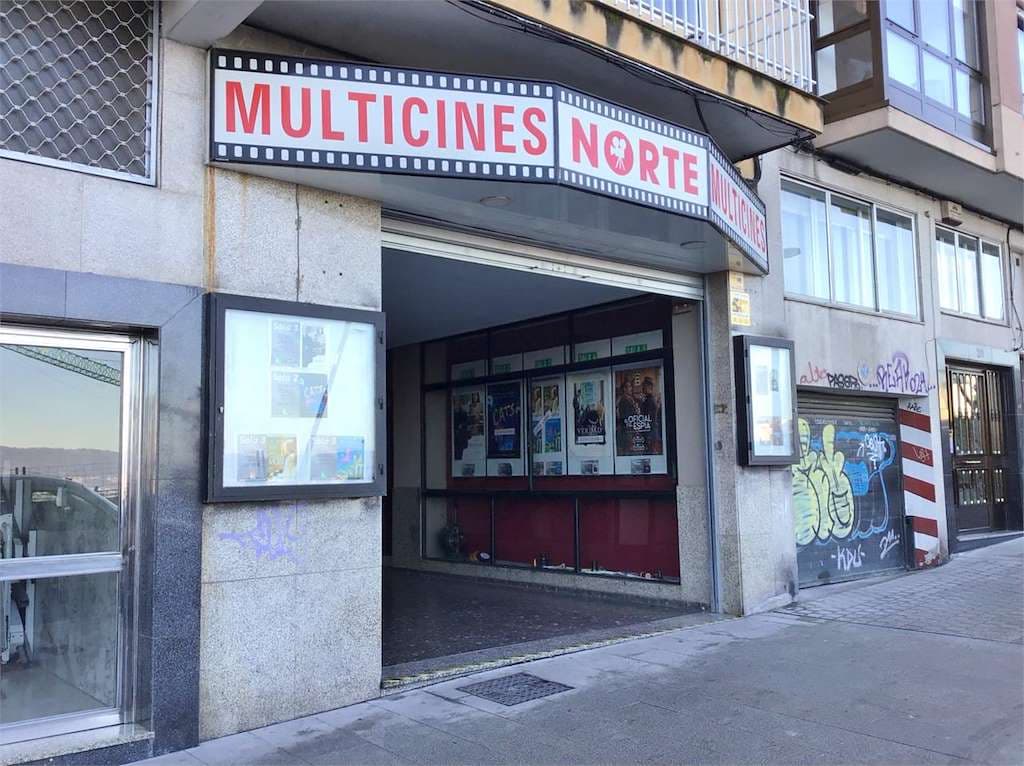 Fachada exterior de Multicines Norte durante el día