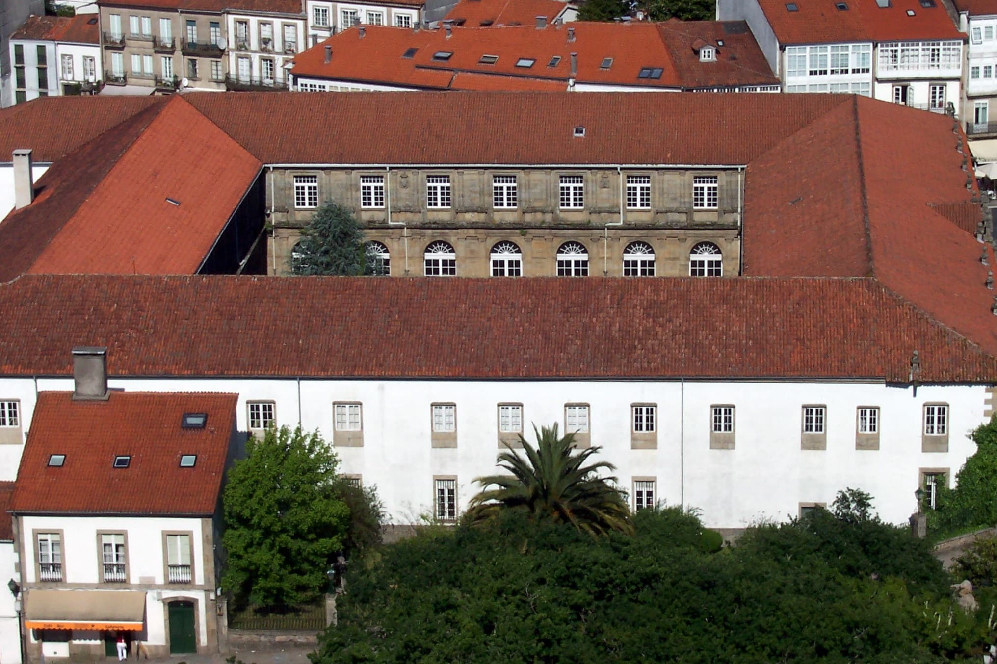 Vista aérea del Instituto Rosalía de Castro con tejados rojos