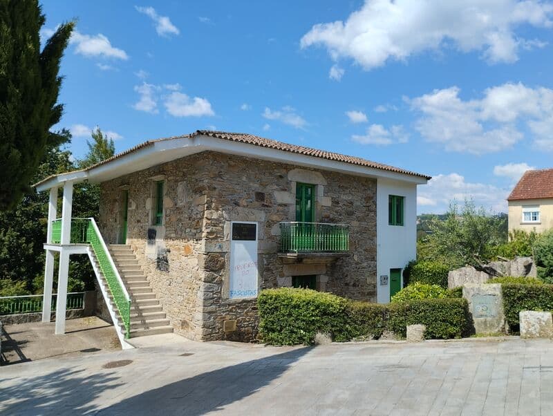 Casa de piedra con escalera exterior verde en Becerreira