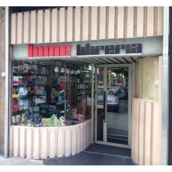 Vista exterior de la Librería Lume con su fachada y escaparate