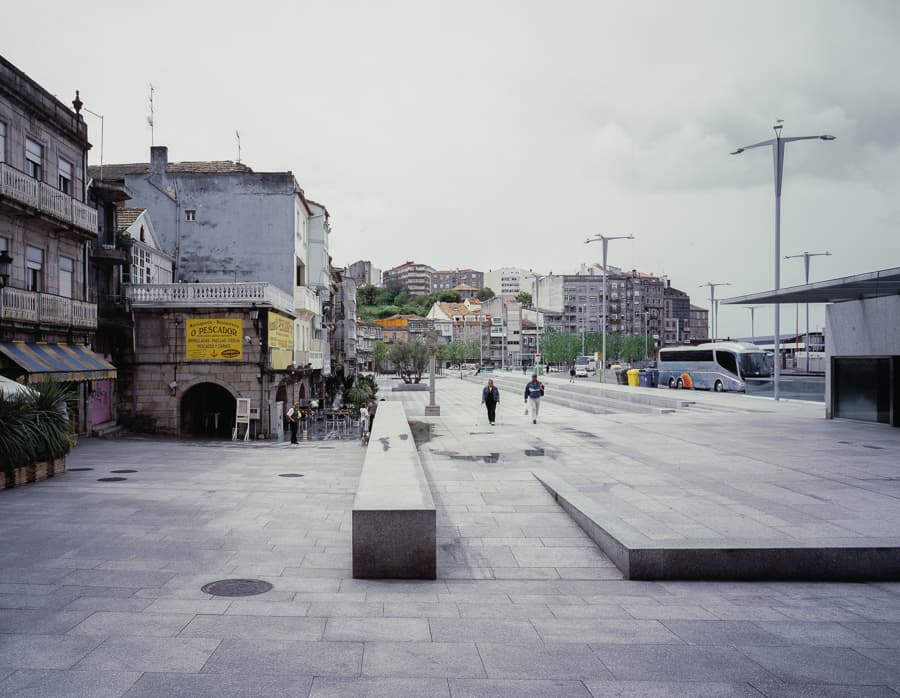 Vista general de la Plaza del Berbés con edificios y espacio abierto